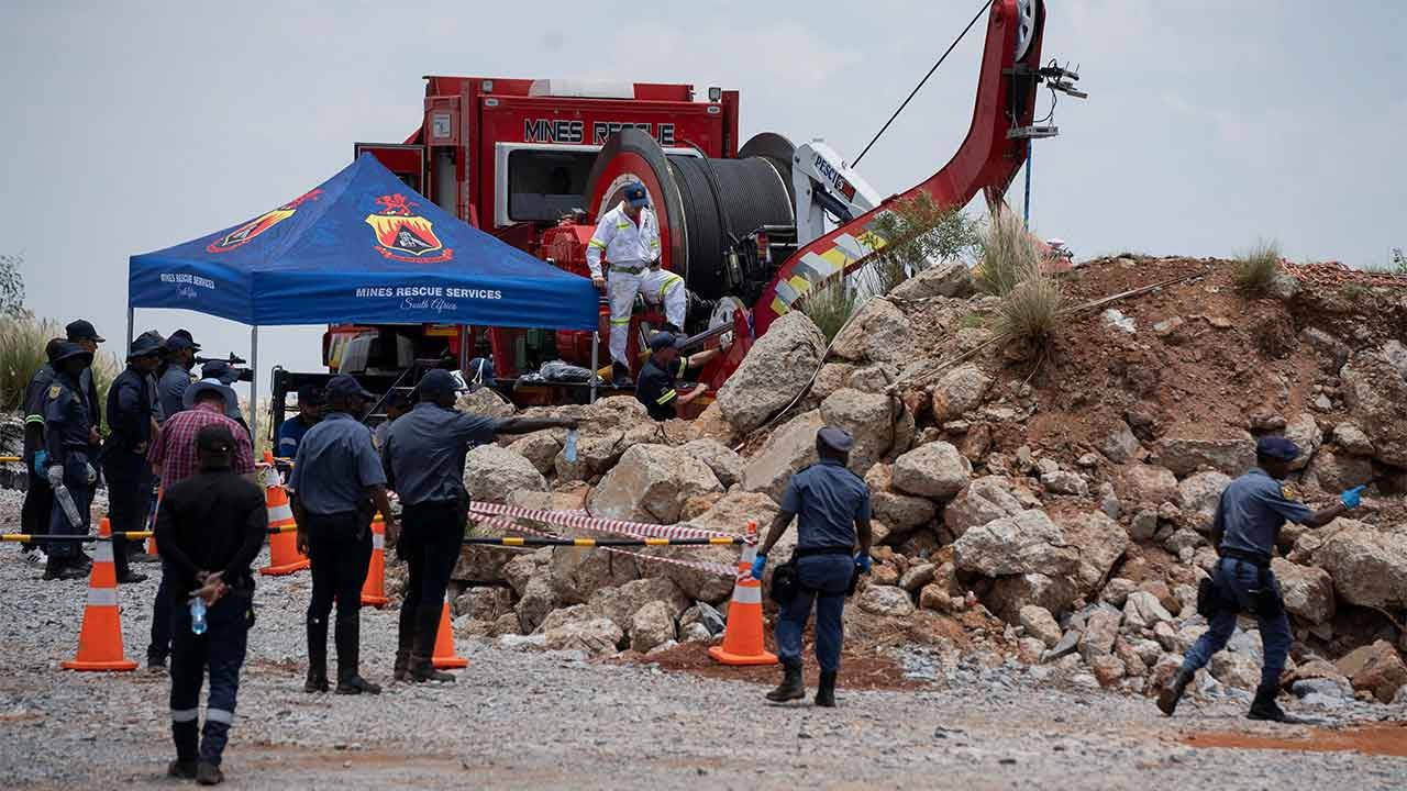 Güney Afrika’da abluka altındaki ‘kaçak madenden’ 60 kişinin cansız bedeni çıkarıldı